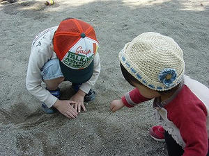 砂遊びをする息子と娘